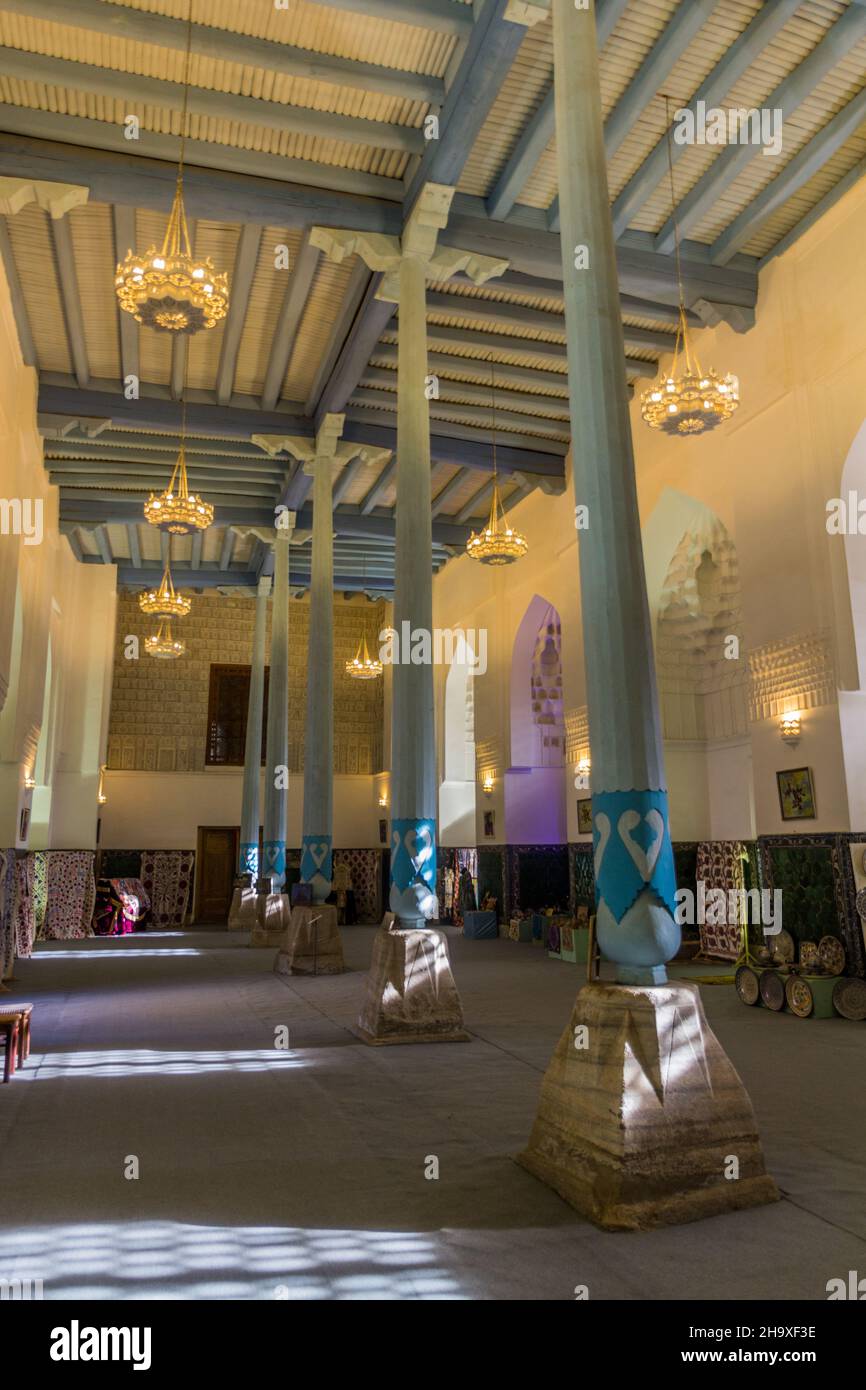 SAMARKAND, OUZBÉKISTAN: 28 AVRIL 2018: Intérieur d'Ulugh Beg Madrasa à Samarkand, Ouzbékistan Banque D'Images