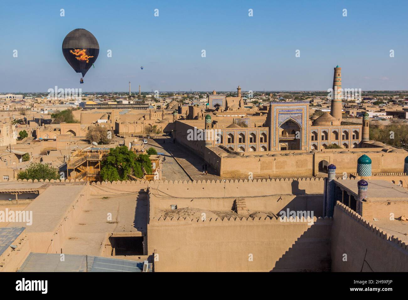 KHIVA, OUZBÉKISTAN - 25 AVRIL 2018 : ballon à air chaud au-dessus de la vieille ville de Khiva, Ouzbékistan. Banque D'Images