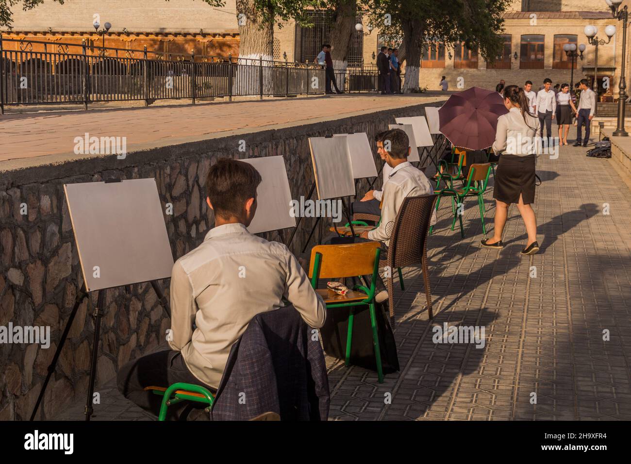 BOUKHARA, OUZBÉKISTAN - 30 AVRIL 2018 : étudiants en peinture dans le centre de Boukhara, Ouzbékistan Banque D'Images