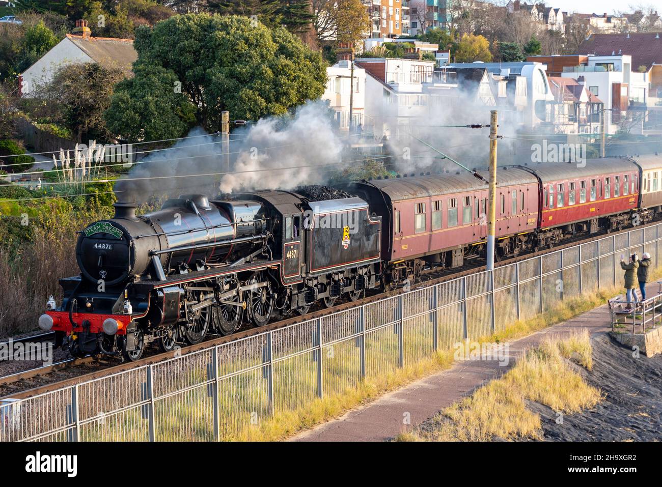 Chalkwell, Southend on Sea, Essex, Royaume-Uni.9th décembre 2021.Un train à vapeur a quitté Southend on Sea pour se rendre à Oxford pour son marché de Noël et son service de chants, en passant le long de la Tamise à Chalkwell.Le train spécial organisé Steam Dreams est transporté par l'ex British Rail LMS Stanier Black Five, locomotive à vapeur numéro 44871, construite en 1945 et l'une des dernières à exploiter des services aux passagers avant l'enlèvement de vapeur des chemins de fer britanniques en 1968.44871 est l'une des petites locomotives à vapeur autorisées à fonctionner sur les lignes principales pour des trajets spéciaux Banque D'Images