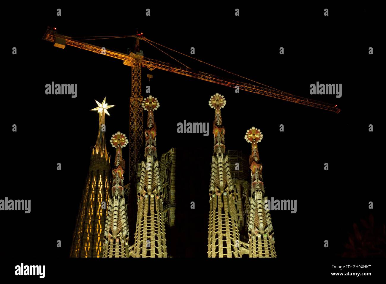 Espagne.08th décembre 2021.Une nouvelle étoile illuminée est illuminée au sommet de l'église de la Sagrada Familia, un monument de la ville, à Barcelone, Espagne, le 8 décembre 2021.(Photo par Davide Bonaldo/Sipa USA) crédit: SIPA USA/Alay Live News Banque D'Images