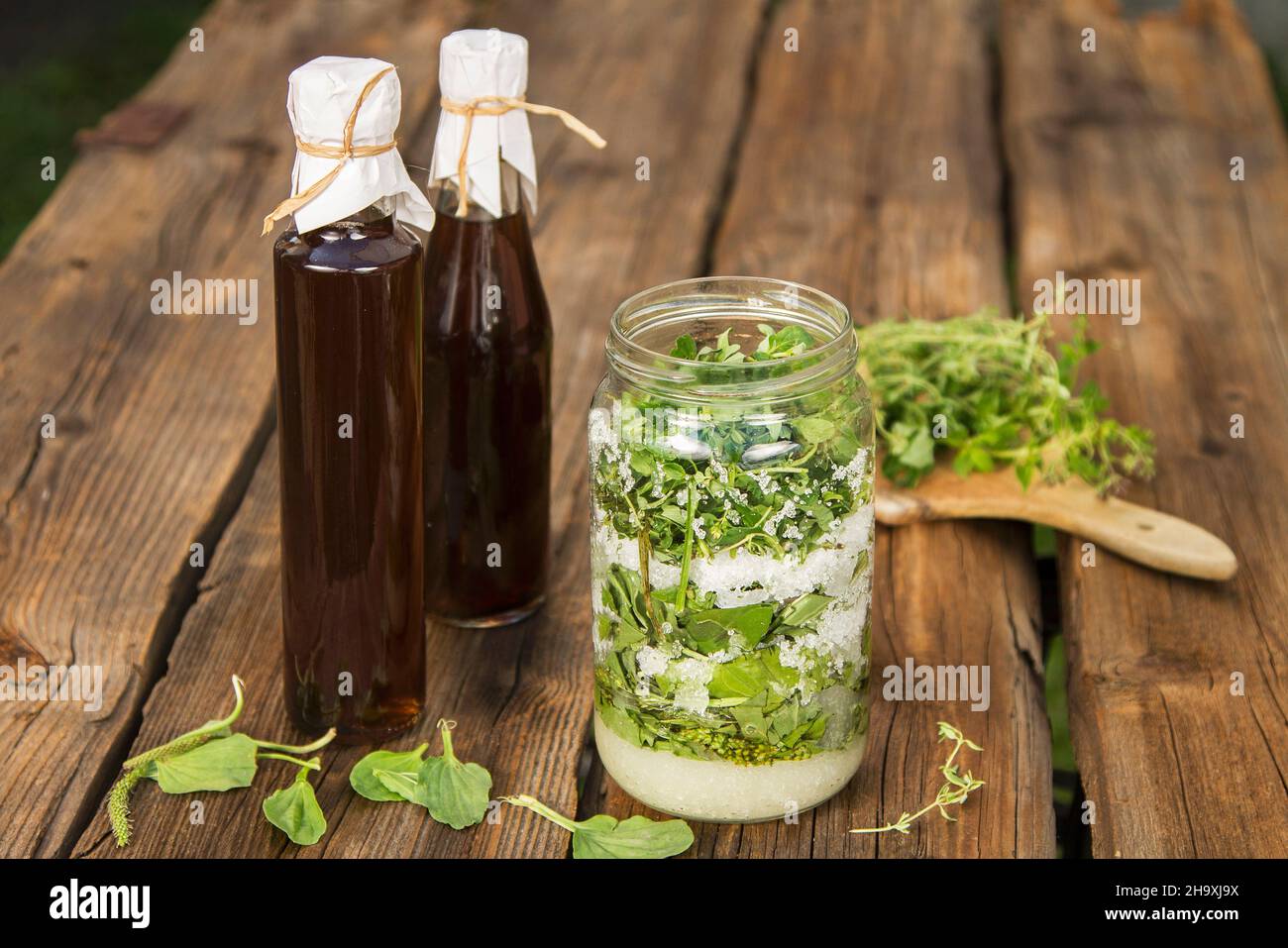 Boire du sirop contre la toux Banque de photographies et d’images à