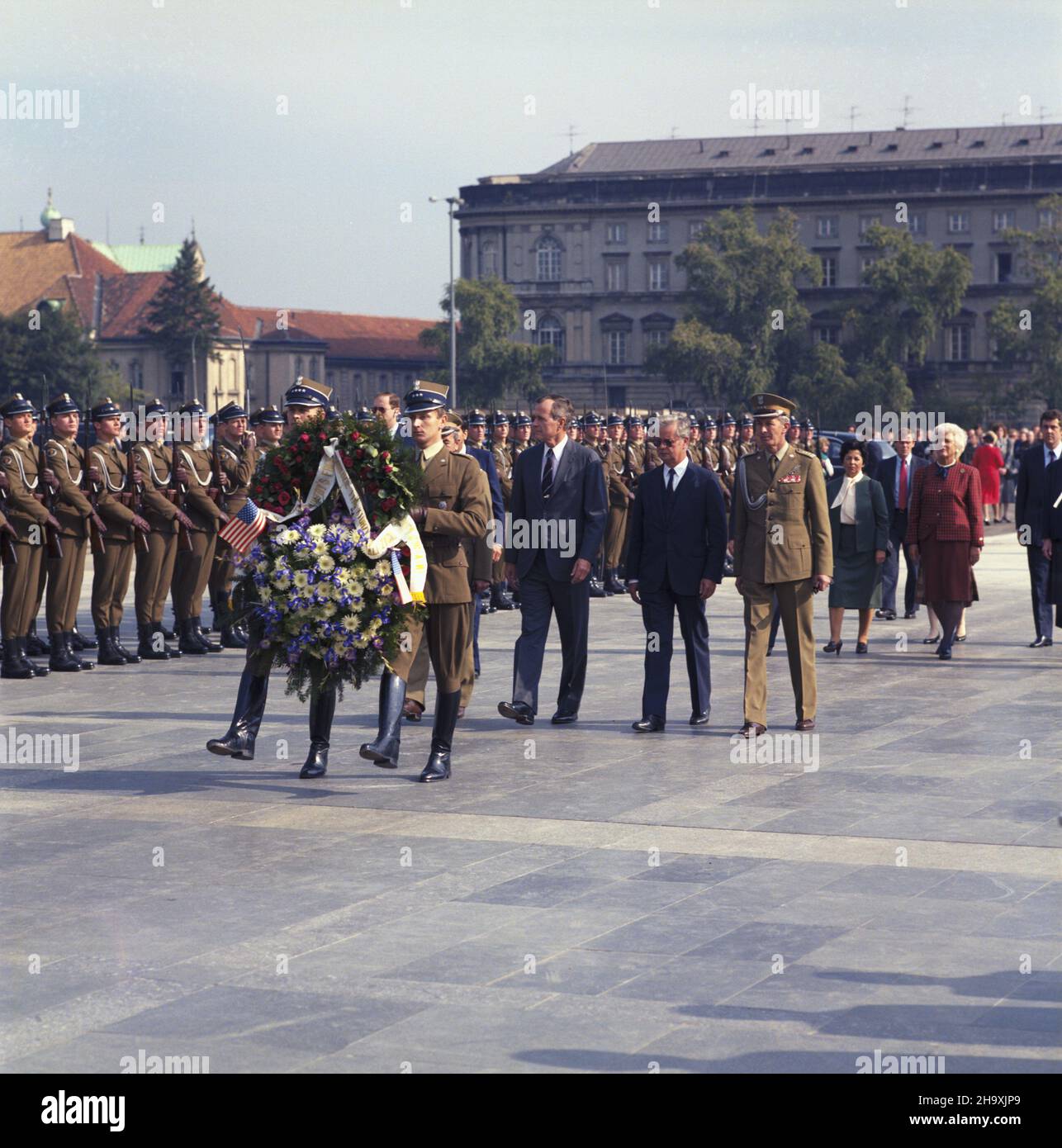 Varsovie 26.09.1987.Na zaproszenie Rady Pañstwa i rz¹du PRL wizytê W Polsce z³o¿y³ wiceprezydent Stanów Zjednoczonych Ameryki George Bush z ma³¿onk¹ Barbar¹.Uroczystoœæ na placu Zwyciêstwa z³o¿enia wieñca na p³ycie Grobu Nieznanego ¯o³nierza.NZ. m.in.: George Bush (L), szef polskiego protoko³u dyplomatycznego Roman Czy¿ycki (2L), Barbara Bush (6L). uu PAP/Tomasz Pra¿mowskiVarsovie, le 26 septembre 1987.Le vice-président AMÉRICAIN George Bush et sa femme Barbara se rendent en Pologne sur invitation du Conseil d'Etat et du gouvernement de la République populaire de Pologne.Photo : le vice-président Bush (L), polonais Banque D'Images