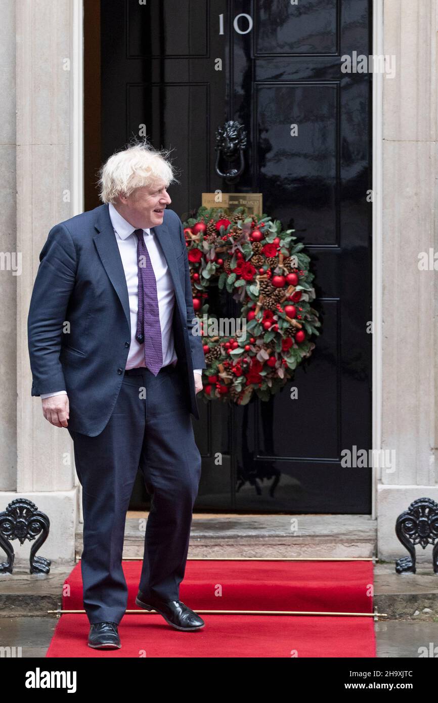 Le Premier ministre Boris Johnson salue le sultan de Brunei, à l'extérieur du numéro 10 Downing Street, Londres, Royaume-Uni Banque D'Images