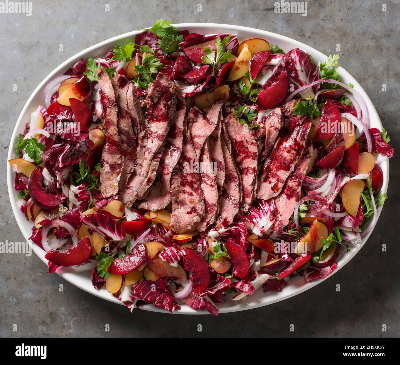 Salade de steak d'automne avec radicchio et pruneaux Banque D'Images