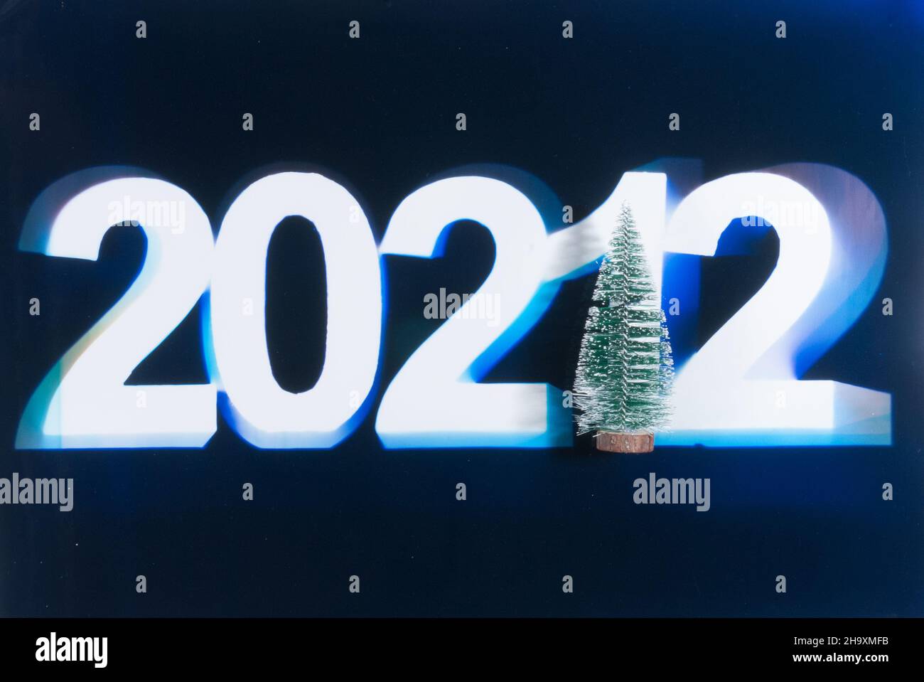 20212. Le photogramme, photographié avec un petit arbre de noël conçu pour Noël et Saisons Greetings et le début de l'année Banque D'Images