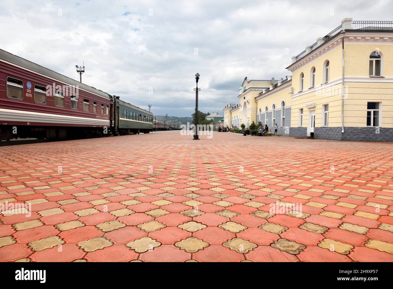 Naushki, Russie-30 juillet 2010 : plusieurs touristes attendent à l'extérieur de train leurs visas à la frontière entre la Russie et la Mongolie sur le Transsibérien Banque D'Images