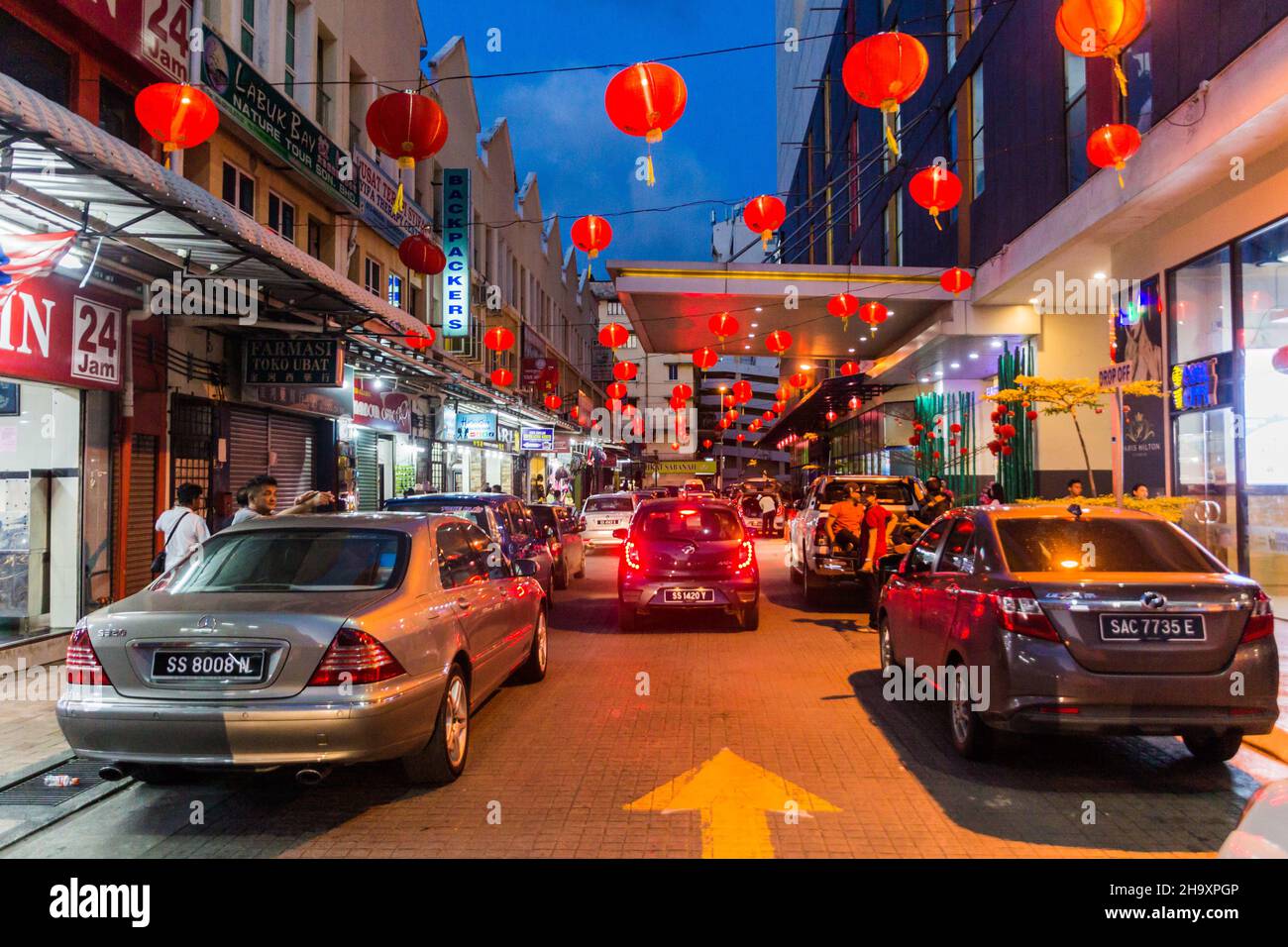 SANDAKAN, MALAISIE - 17 FÉVRIER 2018 : vue en soirée d'une rue avec des lanternes chinoises dans le centre de Sandakan, Sabah, Malaisie Banque D'Images