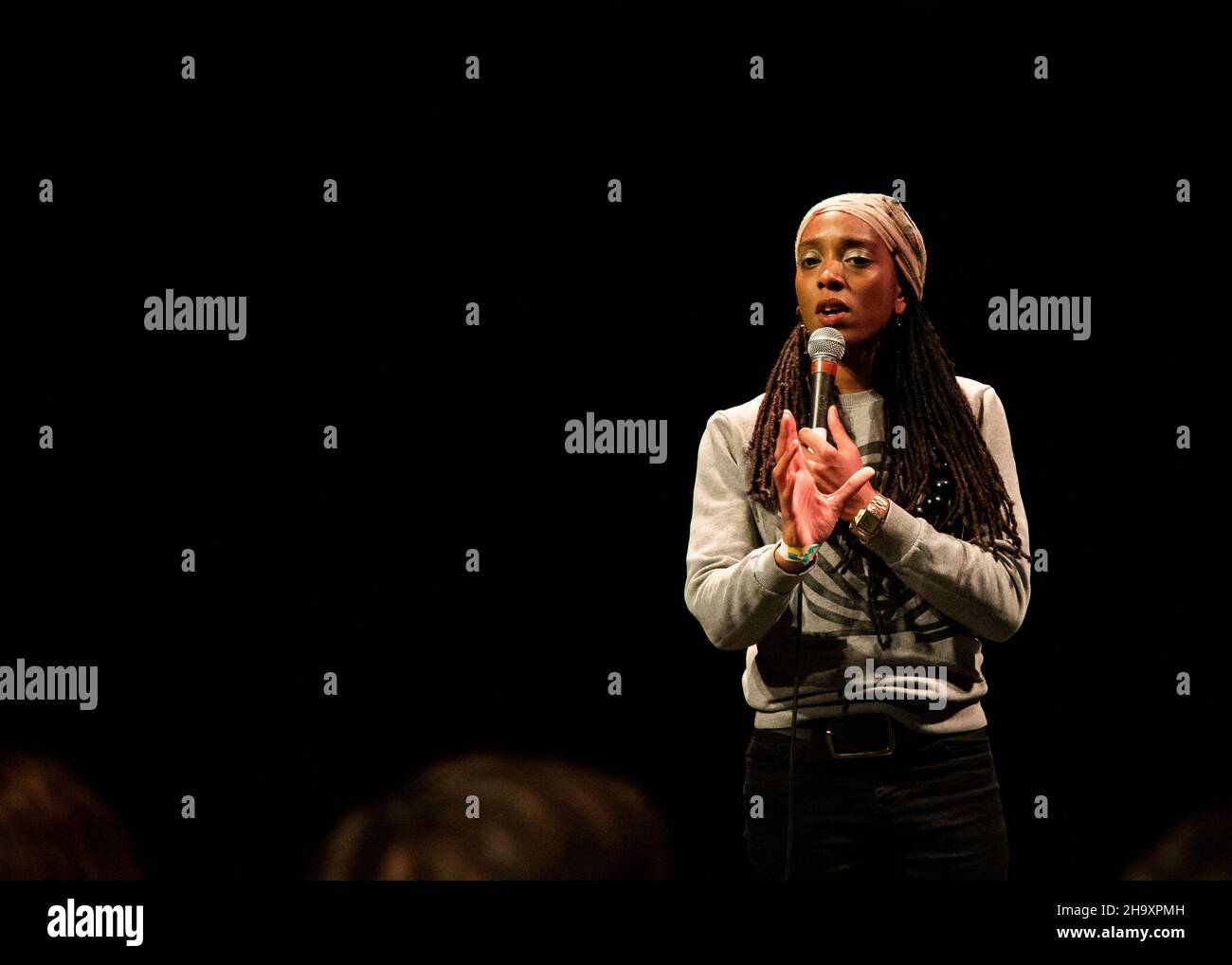 Athena Kugblenu, Stand Up Comedian, Southend Comedy Festival, Southend-on-Sea, Essex © Clarissa Debenham / Alamy Banque D'Images