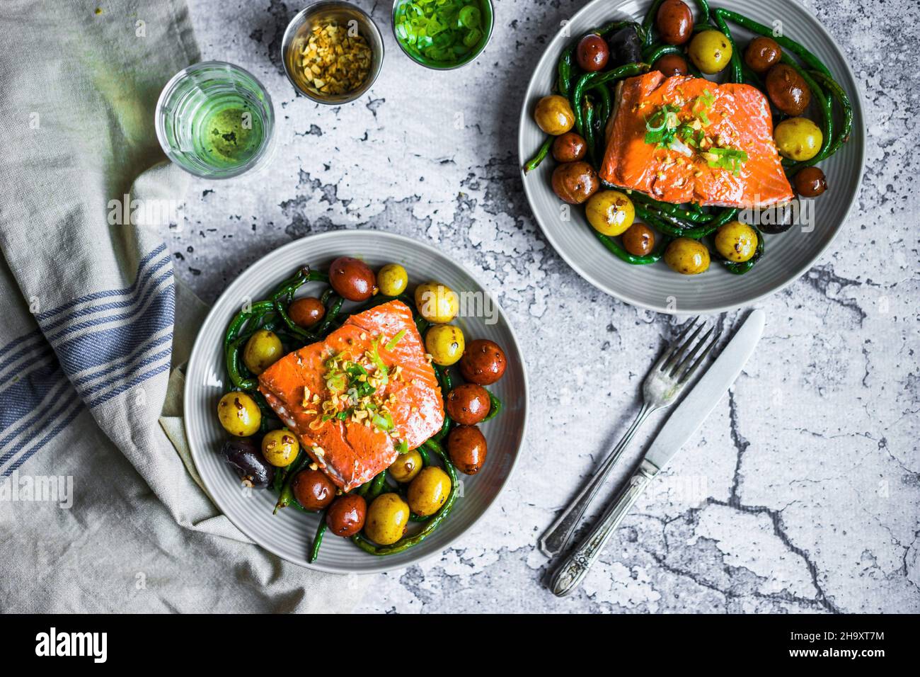 Saumon grillé aux haricots et aux pommes de terre Banque D'Images