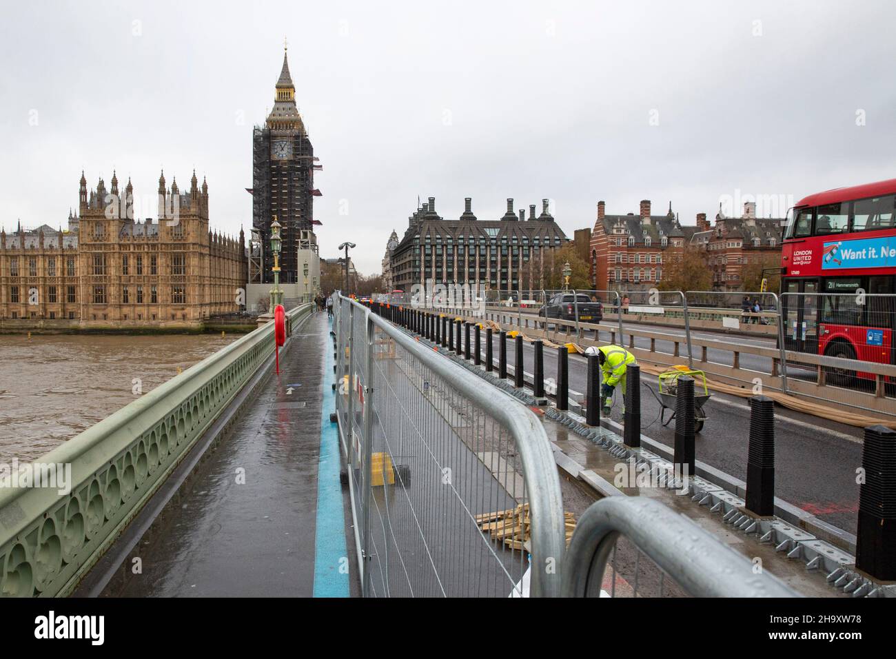 Les ouvriers de la construction installent des pistes cyclables sur le pont de Westminster, à Londres, au Royaume-Uni Banque D'Images