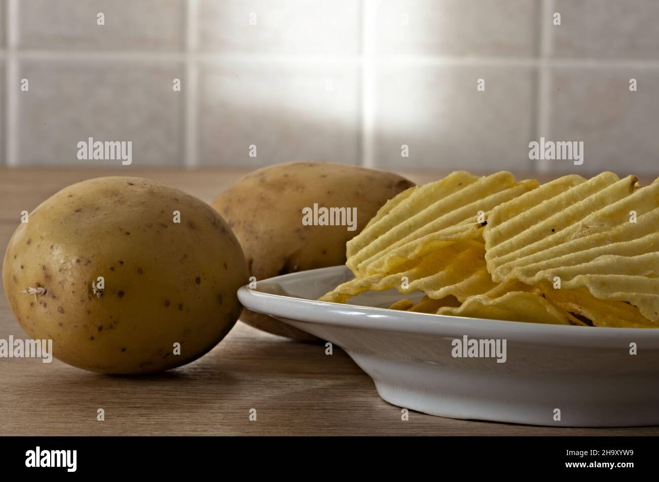 patate - patate frate nel piatto primo piano con patate fresche Banque D'Images