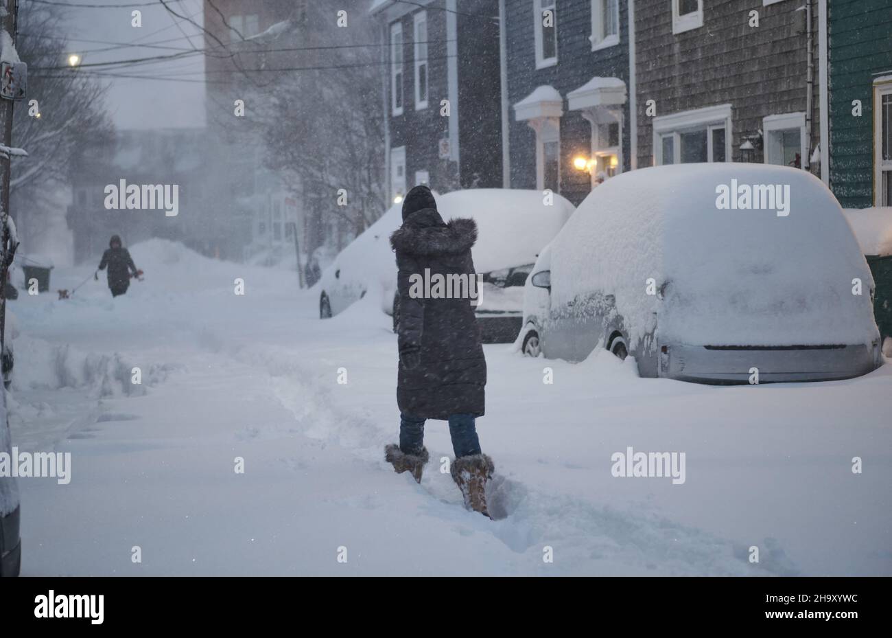 Halifax, Nouvelle-Écosse, Canada.9th décembre 2021.Halifax, la plus grande ville du Canada atlantique, se promere lentement après sa première tempête de neige de la saison, qui a maintenant laissé plus de 20cm 5cm de neige, et autres devraient encore venir.priorité de nettoyage des rues obligeant les piétons à marcher au milieu de la route Banque D'Images
