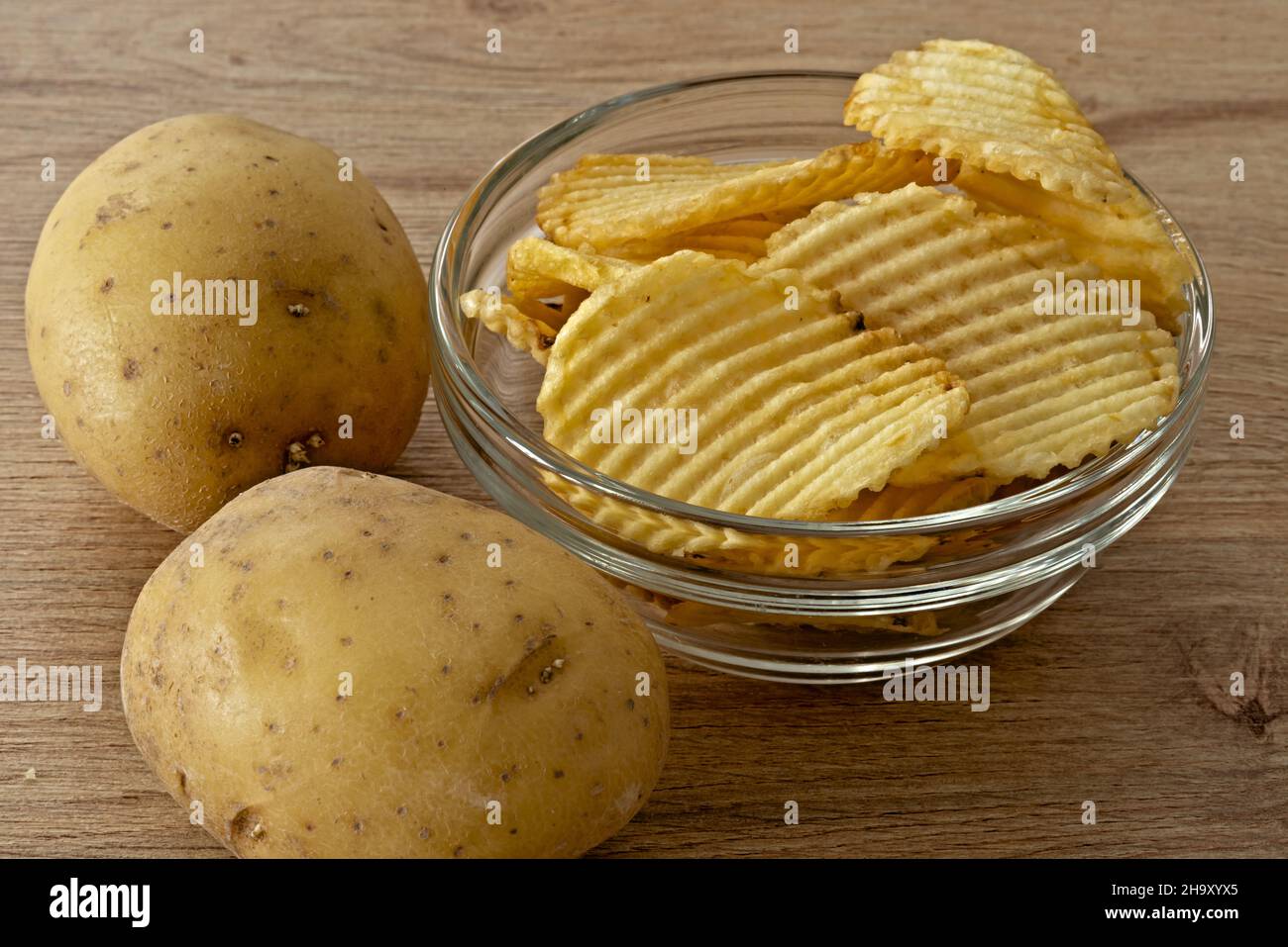 patate - patate fritte nella ciotola di vetro primo piano vista da sopra con patate fresche altra vista Banque D'Images
