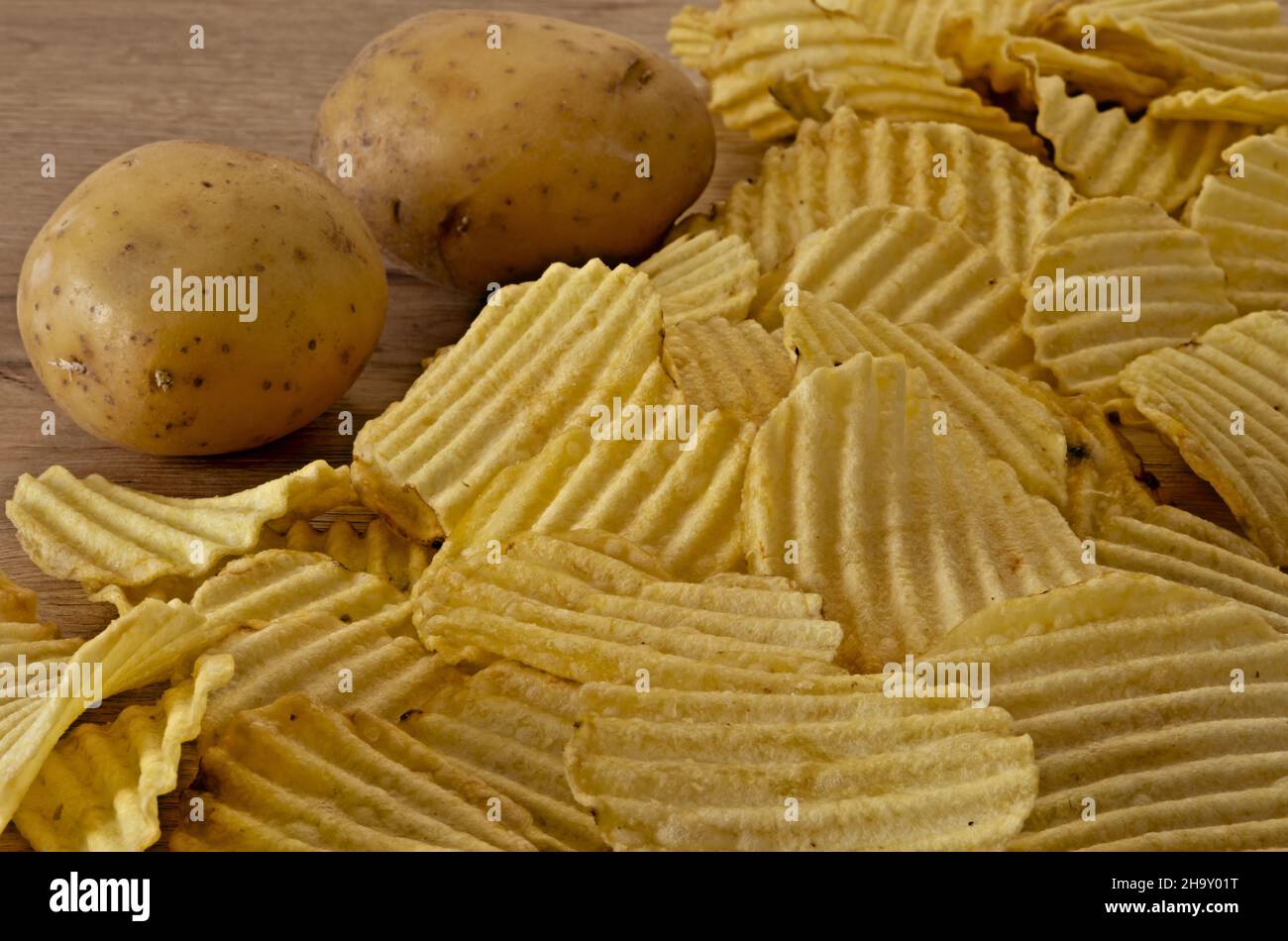 patate - patate fritte sul tavolo primo piano con patate fresche altra vista Banque D'Images