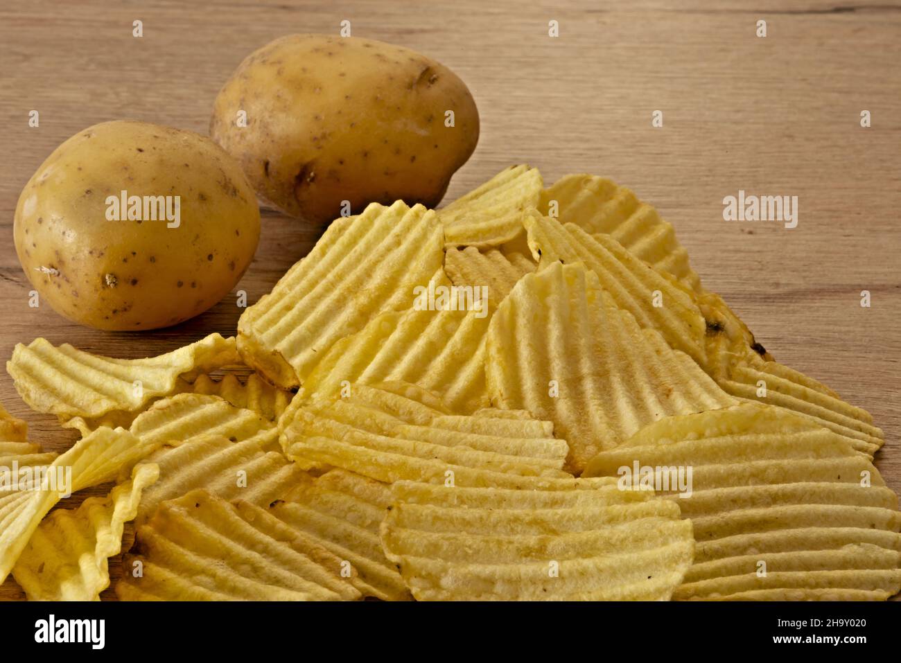 patate - patate fritte sul tavolo primo piano con patate fresche Banque D'Images