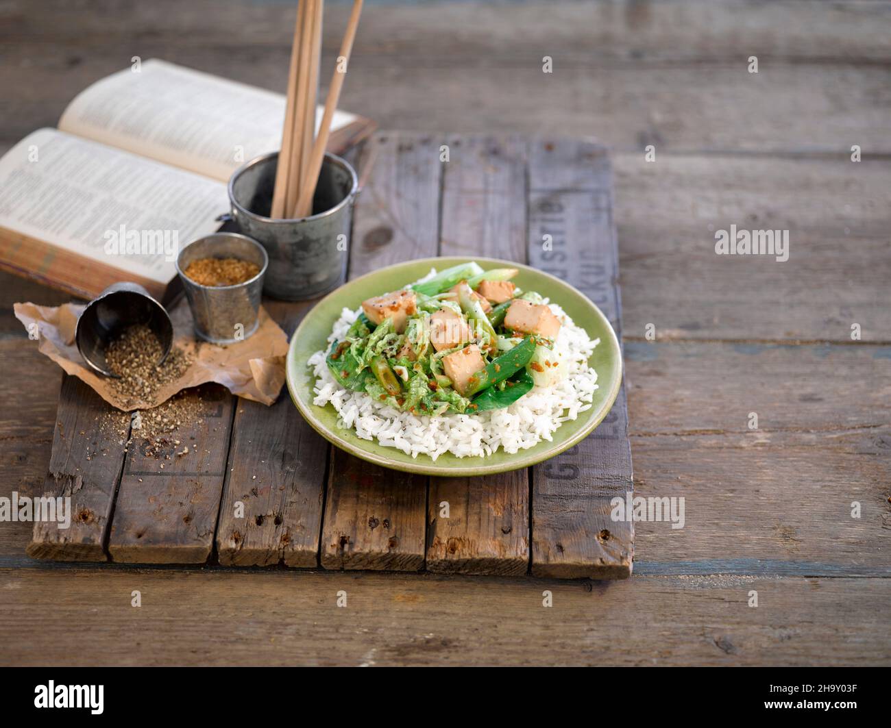 Tofu avec des verts asiatiques Banque D'Images