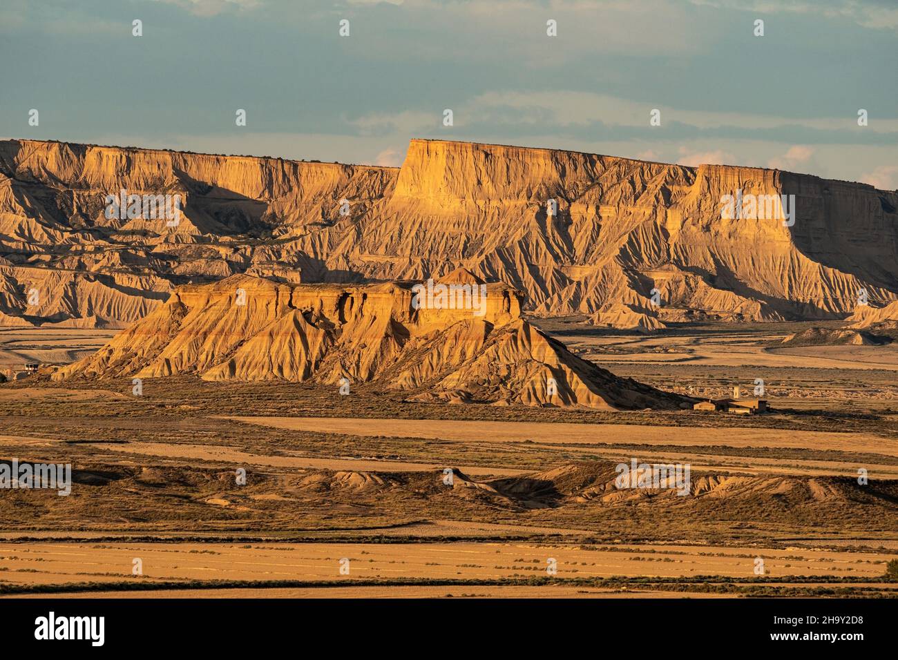 Zone de Piskerra avec des formations rocheuses singulières dans la zone désertique de Las Bardenas Reales à Navarre au coucher du soleil, Espagne Banque D'Images