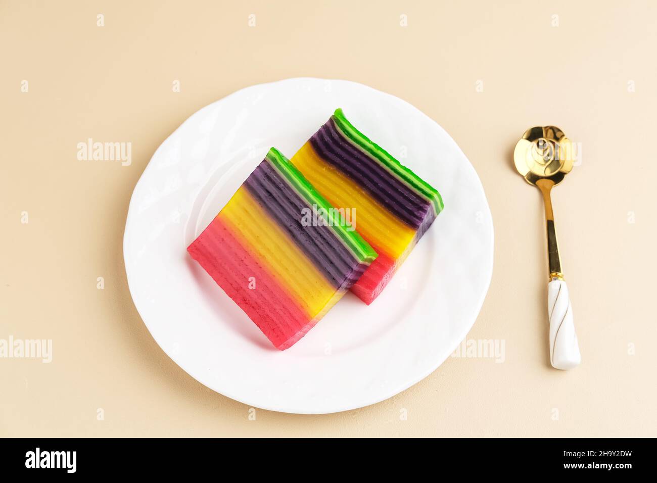 Kue Lapis ou Kue Pepe ou Rainbow sticky Layer gâteau, dessert traditionnel indonésien à base de farine de riz et de lait de coco, cuit à la vapeur couche par couche. Banque D'Images