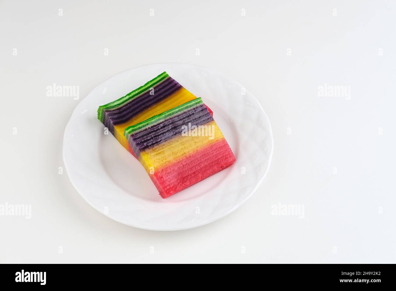 Kue Lapis ou Kue Pepe ou Rainbow sticky Layer gâteau, dessert traditionnel indonésien à base de farine de riz et de lait de coco, cuit à la vapeur couche par couche. Banque D'Images