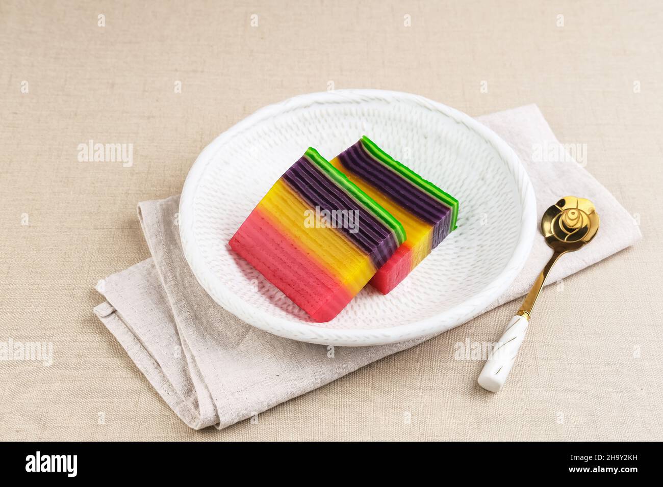 Kue Lapis ou Kue Pepe ou Rainbow sticky Layer gâteau, dessert traditionnel indonésien à base de farine de riz et de lait de coco, cuit à la vapeur couche par couche. Banque D'Images
