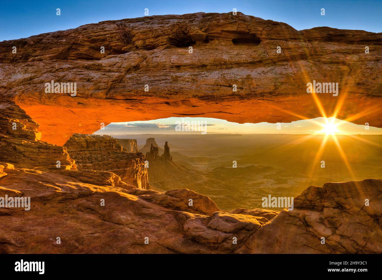 Lever du soleil à Mesa Arch dans l'île, dans le Sky District du parc national de Canyonlands, près de Moab, Utah. Banque D'Images