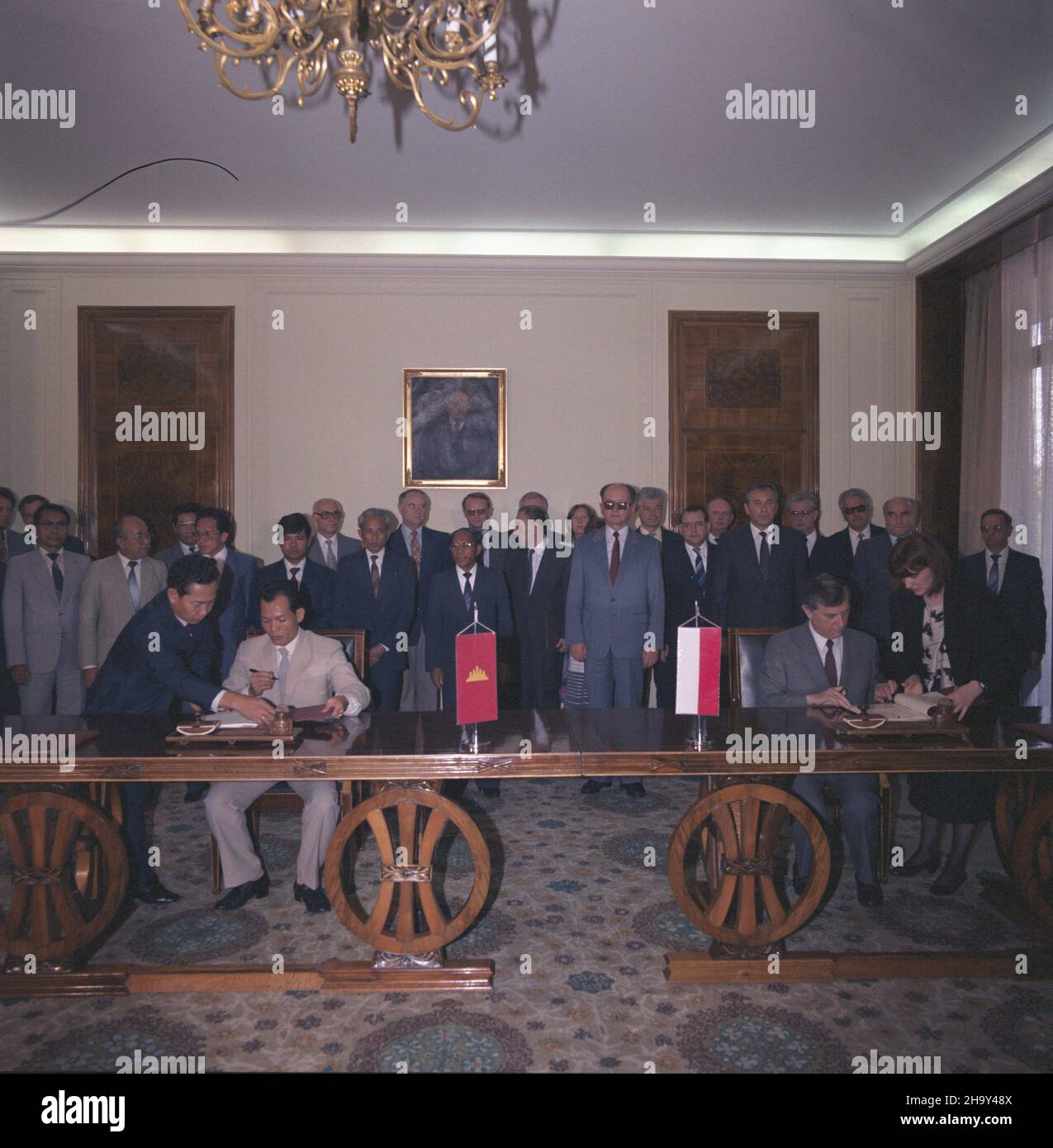 Varsovie 23.07.1987.Wizyta sekretarza generalnego Ludowo-Rewolucyjnej Partii Kampuczy, przewodnicz¹cego Rady Pañstwa Ludowej Republiki Kampuczy Heng Samrina W Polsce.W gmachu Komitetu Centralnego Polskiej Zjednoczonej Partii Robotniczej (KC PZPR) po rozmowach plenarnych W obecnoœci Heng Samrina (W g³êbi 13P) i przewodnicz¹cego Rady Pañstwa Wojciecha Jruzelskiego (W g³êbi 9P),Ministrowie spare zagranicznych Marian Orzechowski (P) i Kampuczy Kong Korm (L) podpisali Konwencjê konsularna miêdzy Polsk¹ Rzecz¹pospolit¹ Ludow¹ a Ludow¹ Republik¹ Kampuczy. uu PAP/Tadeusz ZagoŸdziñskiVarsovie Banque D'Images