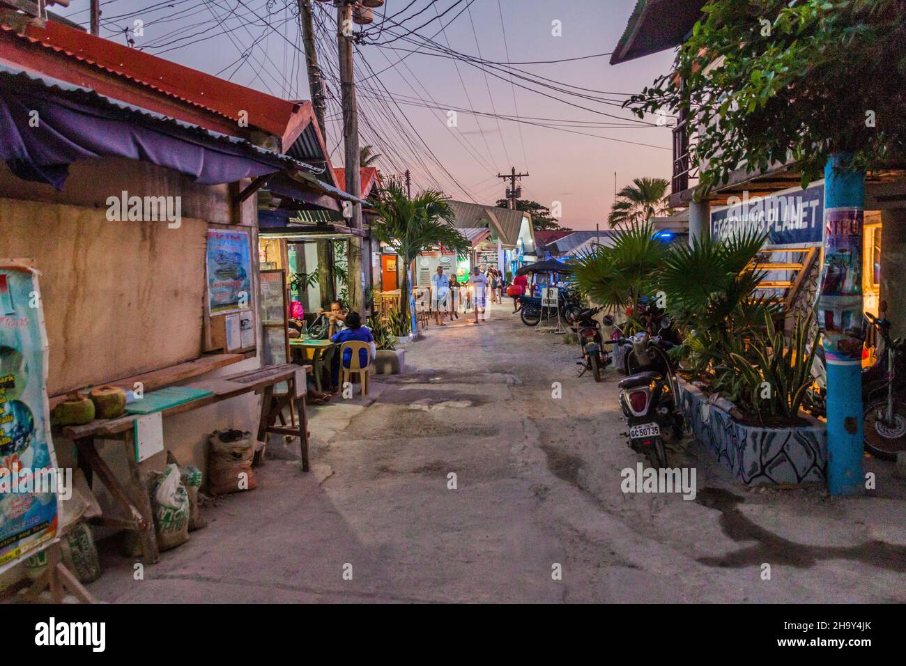 MOALBOAL, PHILIPPINES - 12 FÉVRIER 2018 : vue en soirée d'une rue à Moalboal, île de Cebu, Philippines Banque D'Images