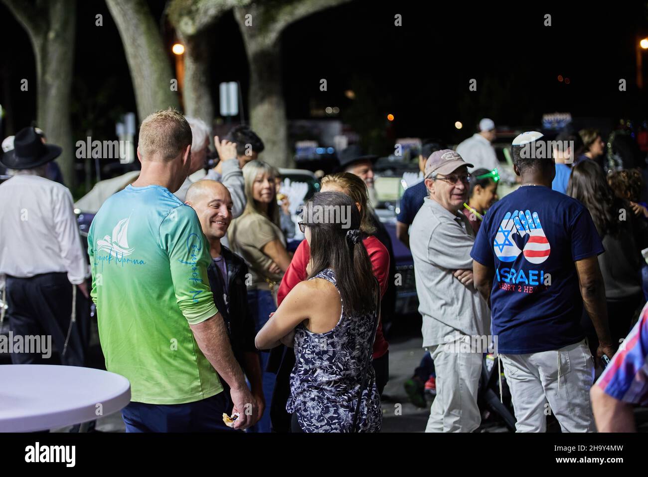 01 décembre 2021 - fort Lauderdale, Floride, États-Unis : célébration de l'éclairage de la grande menorah au centre juif de Las Olas Chabad.Défilé annuel de Menorah 2021 Banque D'Images