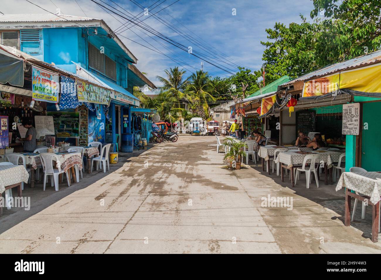MOALBOAL, PHILIPPINES - 13 FÉVRIER 2018 : petits restaurants à Moalboal, île de Cebu aux Philippines Banque D'Images