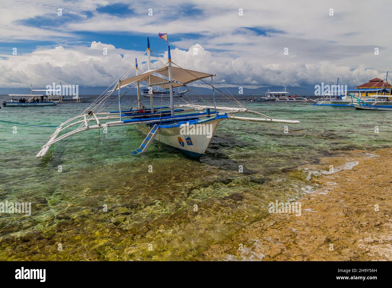 MOALBOAL, PHILIPPINES - 13 FÉVRIER 2018 : divers bateaux au large de la côte à Moalboal, île de Cebu, Philippines Banque D'Images