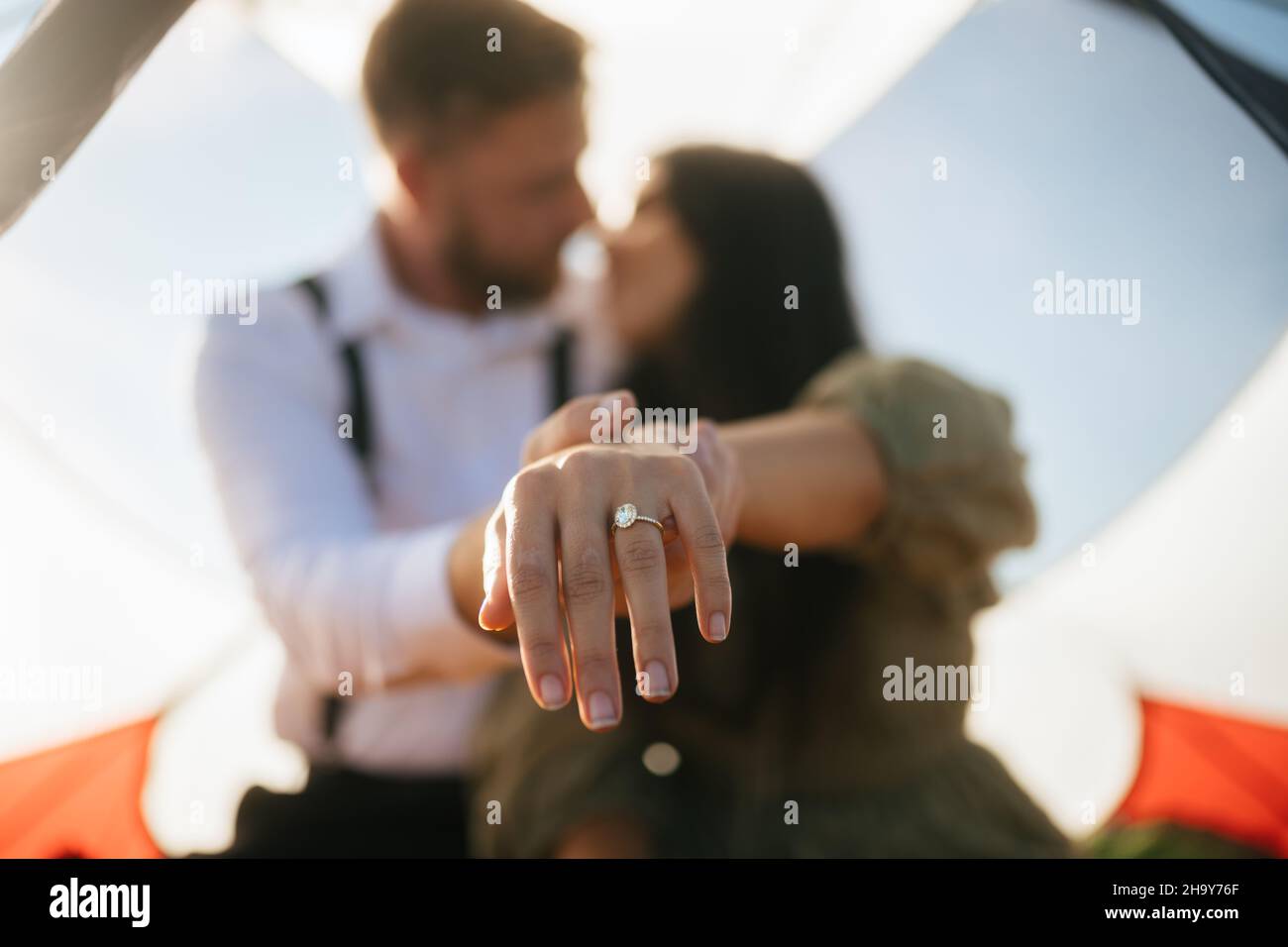 Gros plan de la bague d'engagement sur le doigt Banque D'Images