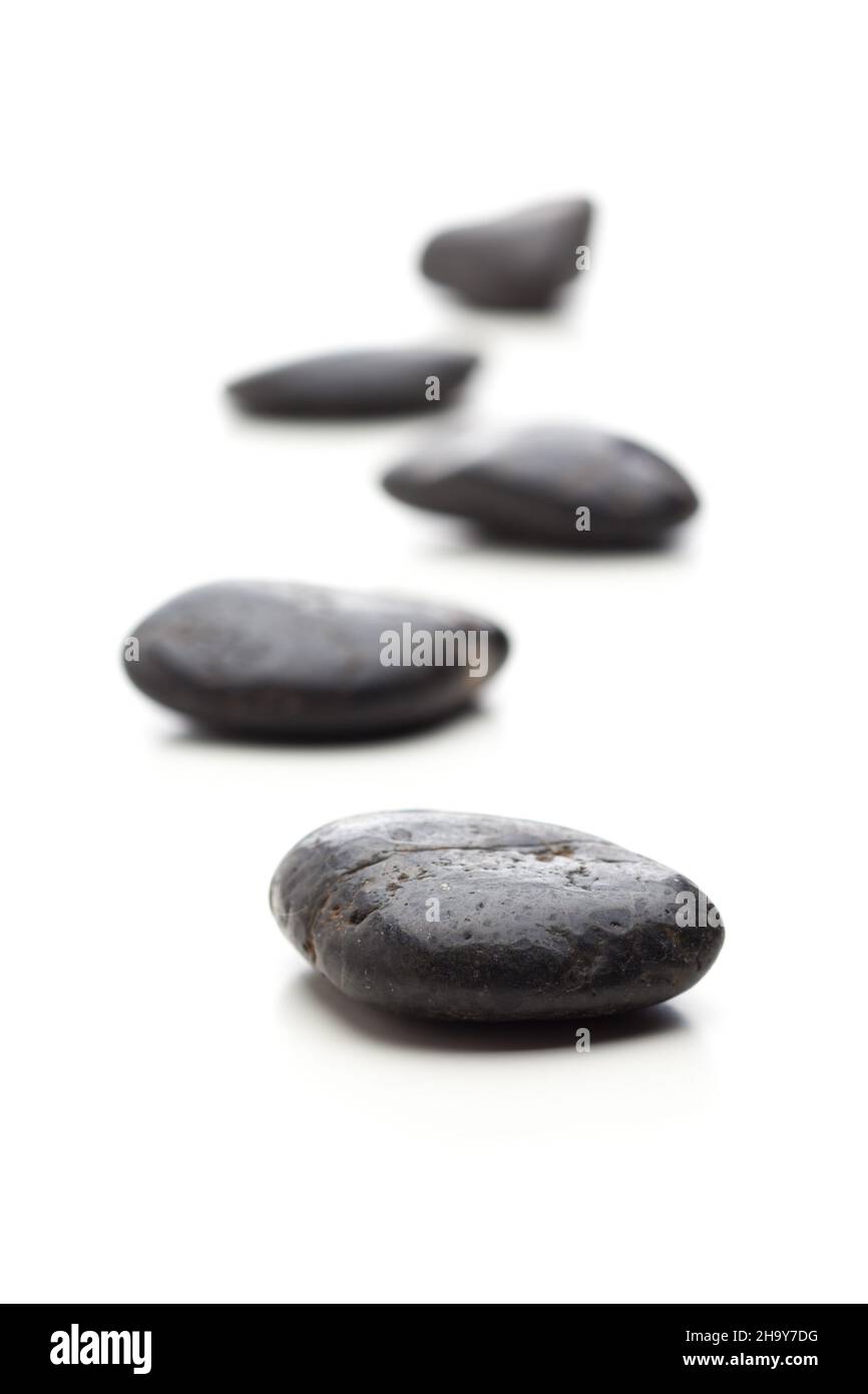 Pierres, noir, série, méditation, l'un après l'autre, chemin, galets, ligne, chemin,Série, Zen, ensemble, pierre, noir,isolé, isolé, blanc, dos Banque D'Images