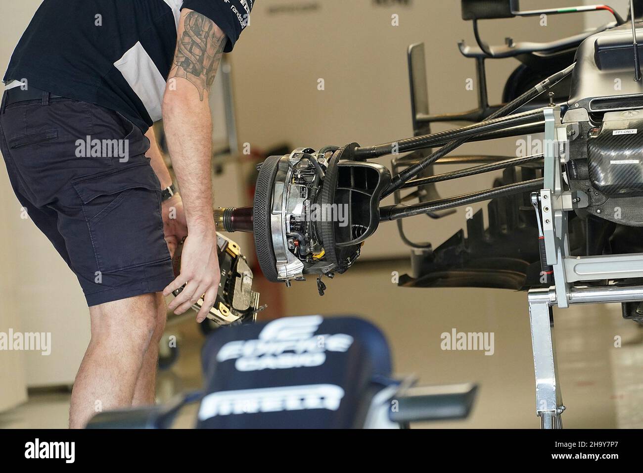 Abu Dhabi, Émirats arabes Unis.9th, 2021, 09.12.2021 décembre, Yas Marina circuit, Abu Dhabi,FORMULE 1 ETIHAD AIRWAYS GRAND PRIX 2021 D'ABU DHABI, dans l'image Alpha Tauri mécanique travaillant sur la voiture de Yuki Tsunoda (JPN), Scuderia AlphaTauri Honda Banque D'Images