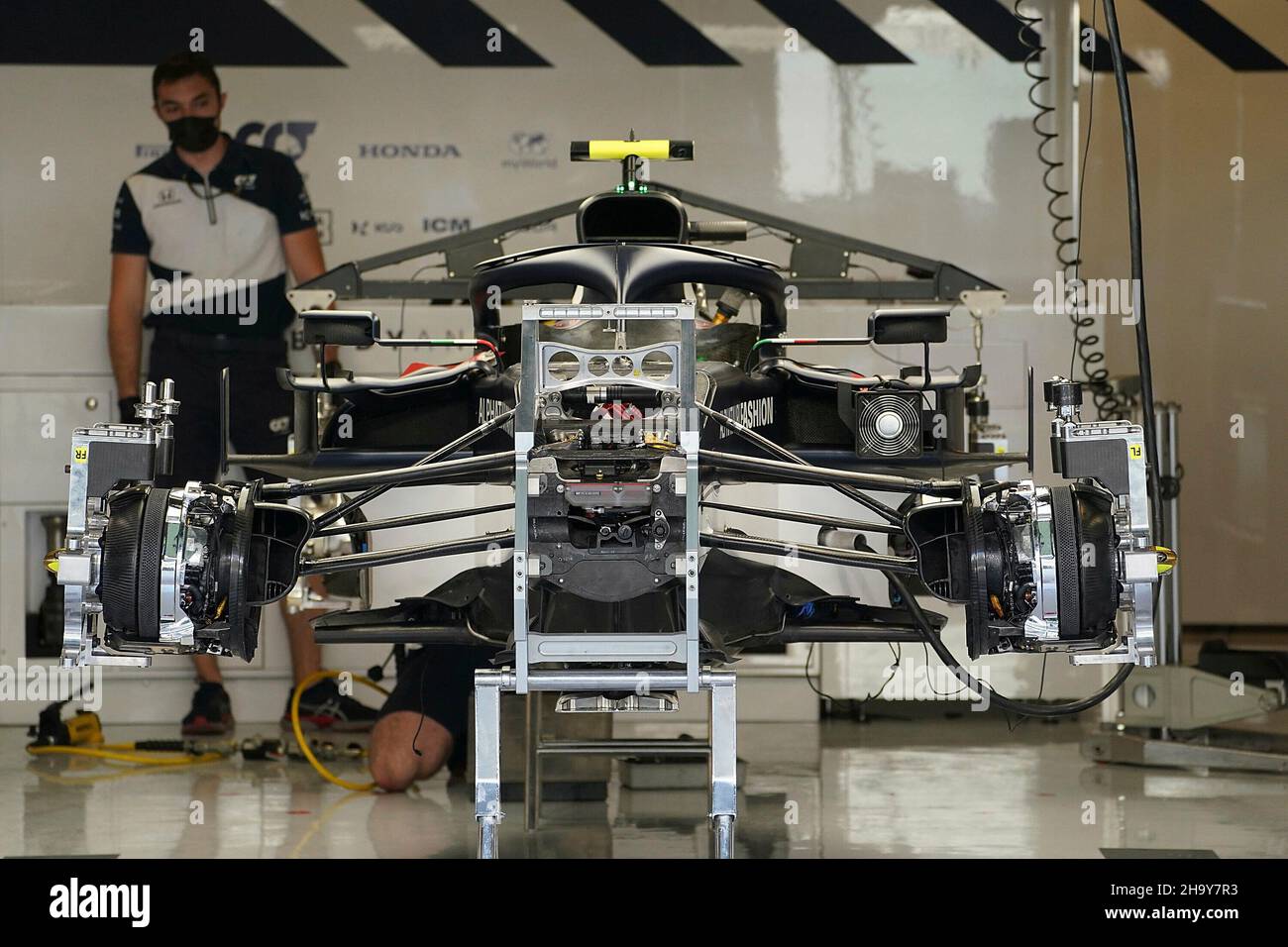 Abu Dhabi, Émirats arabes Unis.9th, 2021, 09.12.2021 décembre, Yas Marina circuit, Abu Dhabi,FORMULE 1 ETIHAD AIRWAYS GRAND PRIX 2021 D'ABU DHABI, dans l'image Alpha Tauri mécanique travaillant sur la voiture de Pierre Gasly (FRA), Scuderia AlphaTauri Honda Banque D'Images