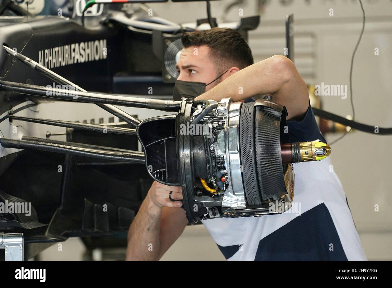 Abu Dhabi, Émirats arabes Unis.9th, 2021, 09.12.2021 décembre, Yas Marina circuit, Abu Dhabi,FORMULE 1 ETIHAD AIRWAYS GRAND PRIX 2021 D'ABU DHABI, dans l'image Alpha Tauri mécanique travaillant sur la voiture de Yuki Tsunoda (JPN), Scuderia AlphaTauri Honda Banque D'Images