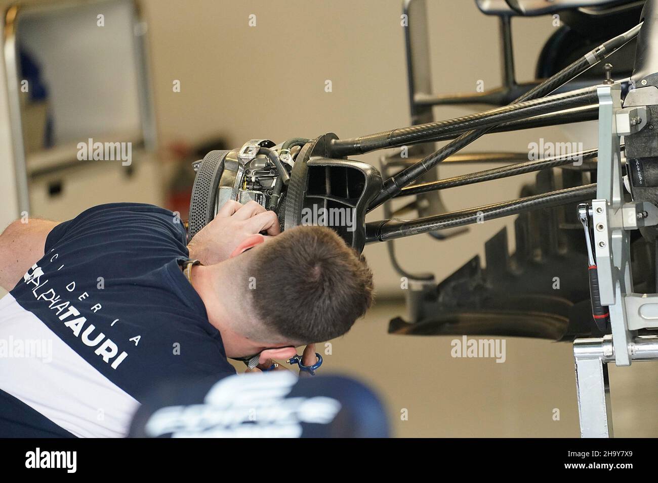 Abu Dhabi, Émirats arabes Unis.9th, 2021, 09.12.2021 décembre, Yas Marina circuit, Abu Dhabi,FORMULE 1 ETIHAD AIRWAYS GRAND PRIX 2021 D'ABU DHABI, dans l'image Alpha Tauri mécanique travaillant sur la voiture de Yuki Tsunoda (JPN), Scuderia AlphaTauri Honda Banque D'Images