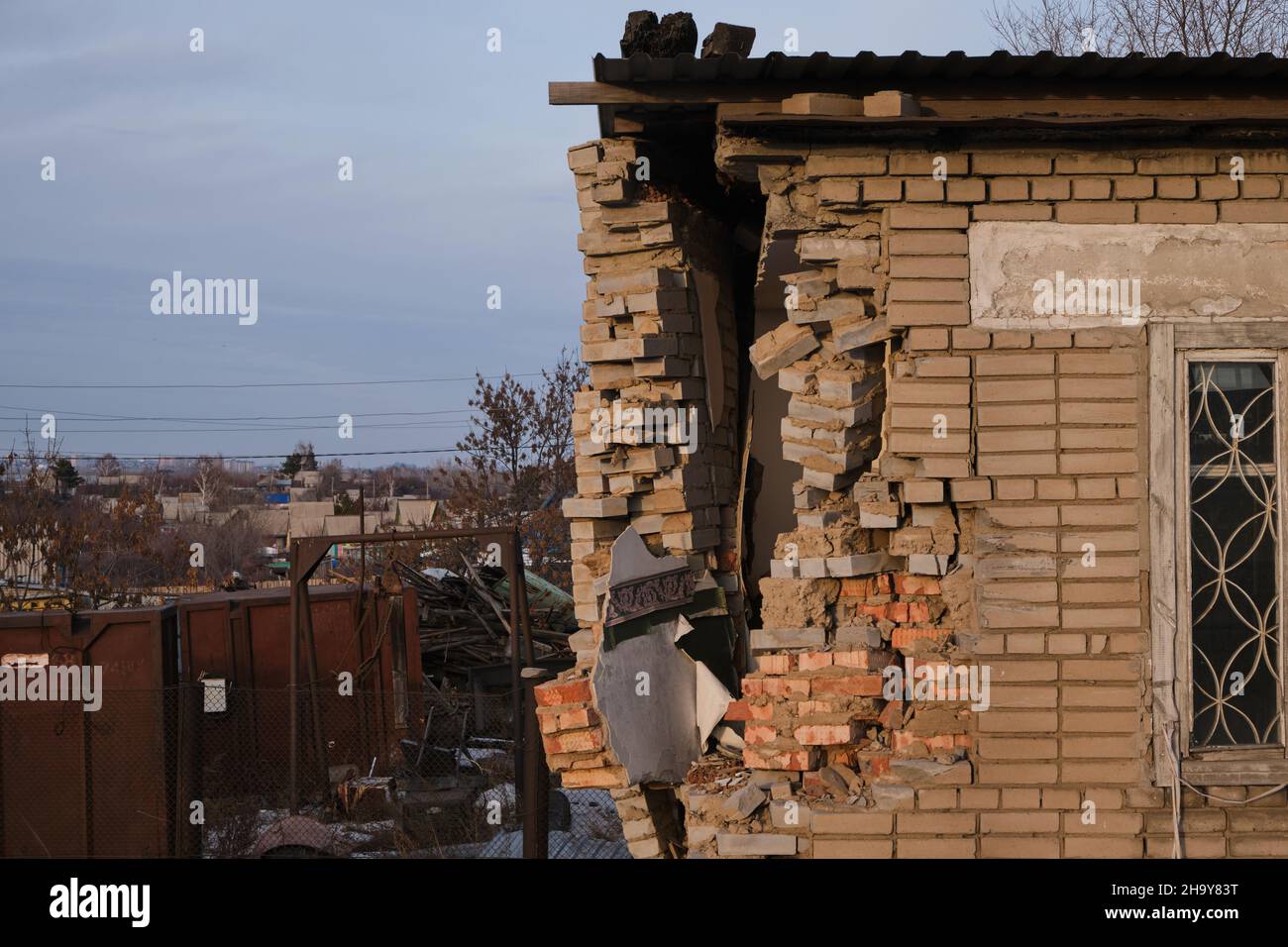 Coin de mur en ruines d'un vieux bâtiment en briques Banque D'Images