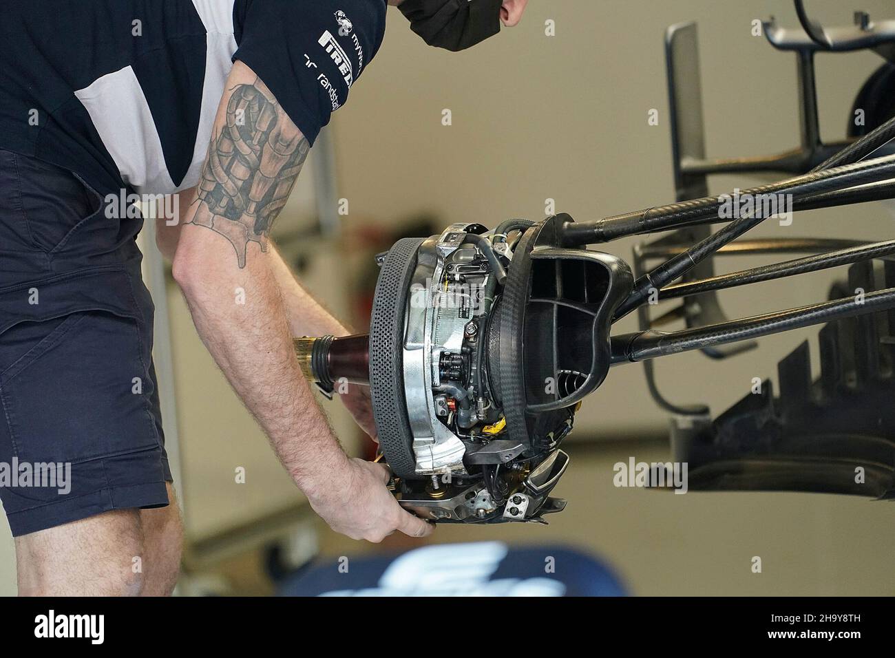 Abu Dhabi, Émirats arabes Unis.9th, 2021, 09.12.2021 décembre, Yas Marina circuit, Abu Dhabi,FORMULE 1 ETIHAD AIRWAYS GRAND PRIX 2021 D'ABU DHABI, dans l'image Alpha Tauri mécanique travaillant sur la voiture de Yuki Tsunoda (JPN), Scuderia AlphaTauri Honda Banque D'Images