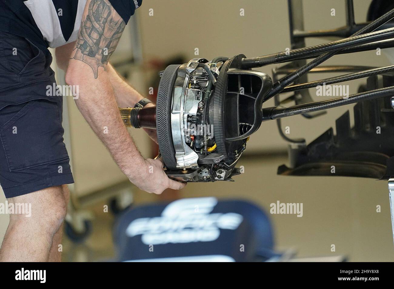 Abu Dhabi, Émirats arabes Unis.9th, 2021, 09.12.2021 décembre, Yas Marina circuit, Abu Dhabi,FORMULE 1 ETIHAD AIRWAYS GRAND PRIX 2021 D'ABU DHABI, dans l'image Alpha Tauri mécanique travaillant sur la voiture de Yuki Tsunoda (JPN), Scuderia AlphaTauri Honda Banque D'Images