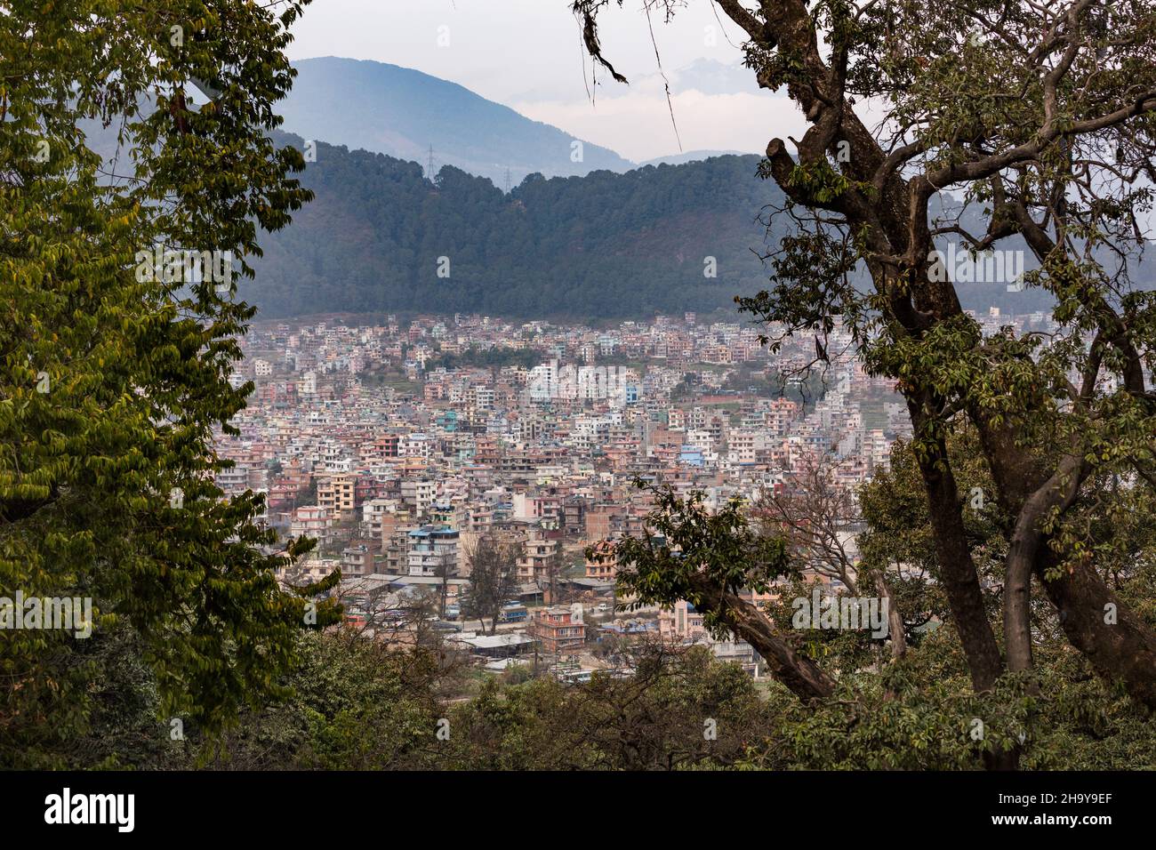 Vue sur les immeubles d'appartements de plusieurs étages dans un quartier résidentiel de Katmandou, au Népal, vu de la colline de Swayambhunath. Banque D'Images