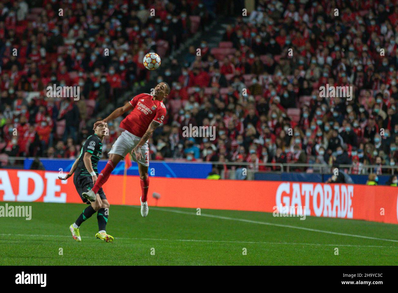 08 décembre 2021.Lisbonne, Portugal.Le défenseur de Benfica du Brésil Gilberto (2) en action pendant le match du tour 6th du Groupe E pour la Ligue des champions de l'UEFA, Benfica vs Dynamo Kiev crédit: Alexandre de Sousa/Alay Live News Banque D'Images