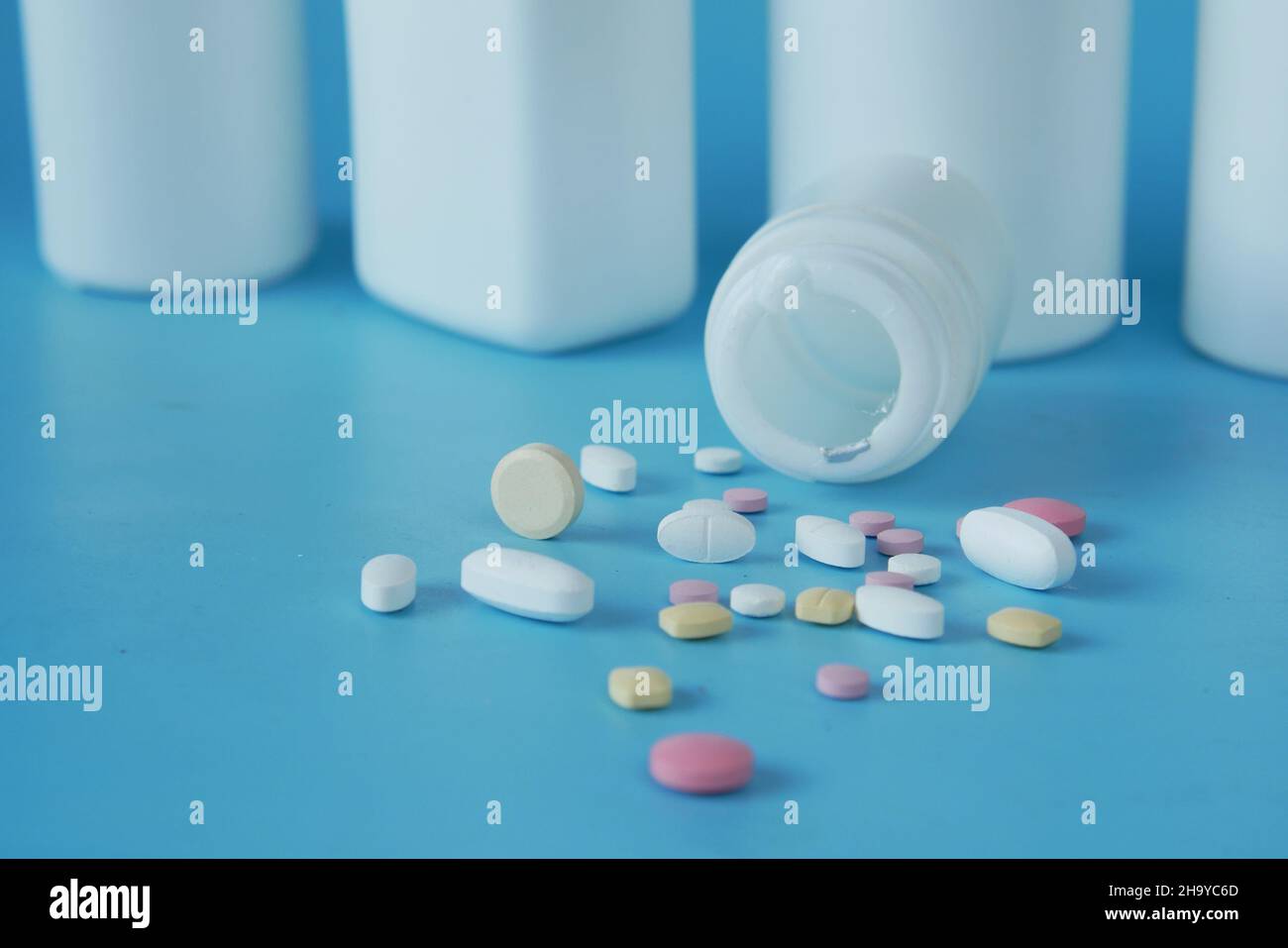 Gros plan de beaucoup de pilules et capsules colorées Banque D'Images