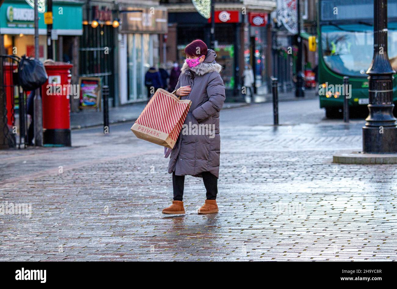 Dundee, Tayside, Écosse, Royaume-Uni.9th décembre 2021.Météo au Royaume-Uni: Des températures aussi basses que 6°C ont été enregistrées dans certaines parties du nord-est de l'Écosse en décembre.Les résidents locaux profitent du soleil d'hiver tout en faisant du shopping pour Noël dans le centre-ville de Dundee.Crédit : Dundee Photographics/Alamy Live News Banque D'Images