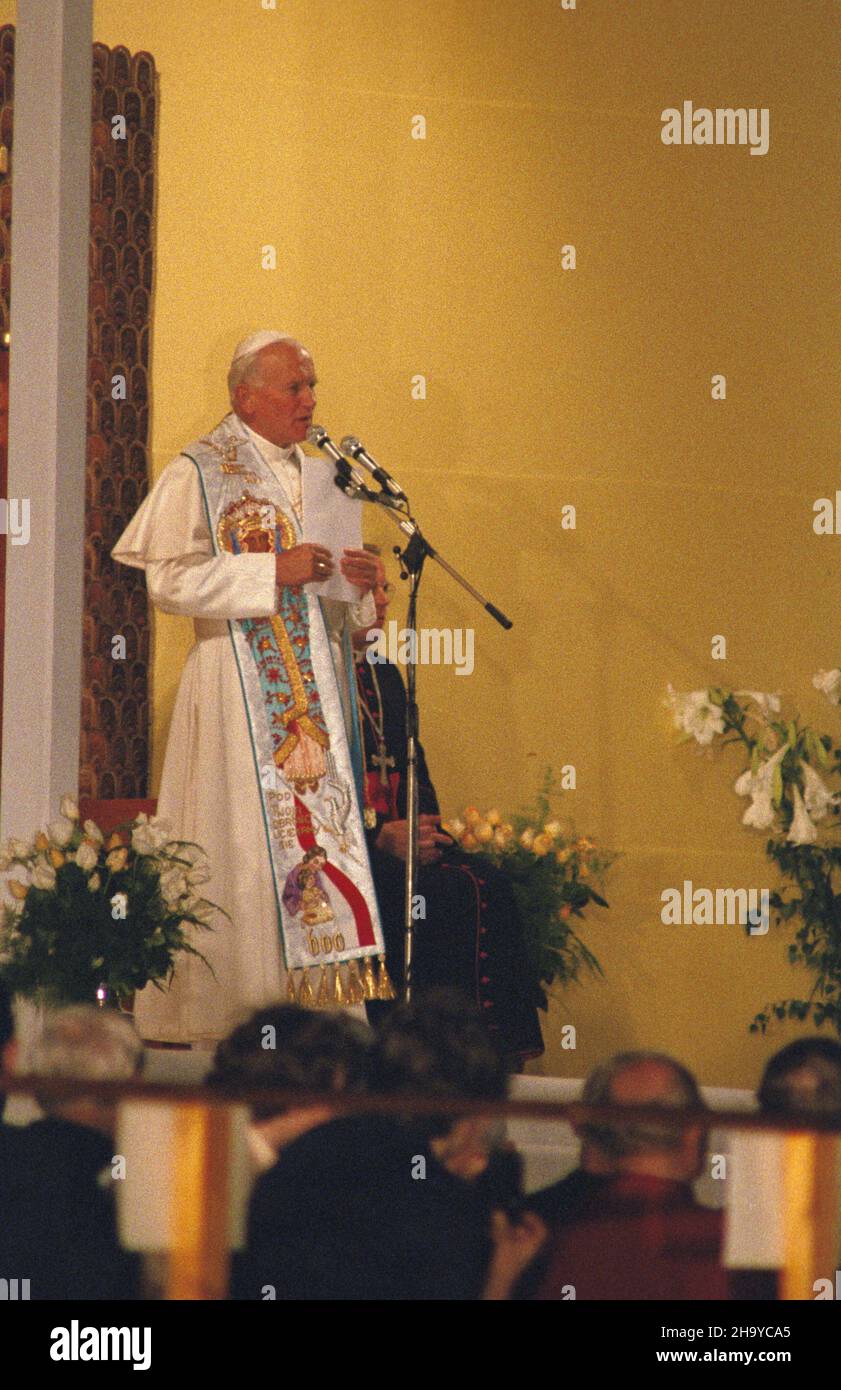 Czêstochowa 12.06.1987.III pielgrzymka papie¿a Jana Paw³a II do Polski.NZ.Ojciec Œwiêty przemawia po Apelu Jasnogórskim u podnó¿a sanktuarium Matki Bo¿ej na Jasnej Górze. uu PAP/Maciej Musia³Czestochowa 12 juin 1987.Le 3ème pèlerinage du Pape Jean-Paul II en Pologne.Photo : le Saint-Père s'adresse aux fidèles après l'appel de Jasna Gora au pied du sanctuaire Sainte Marie mère de Dieu à Jasna Gora. uu PAP/Maciej Musial Banque D'Images