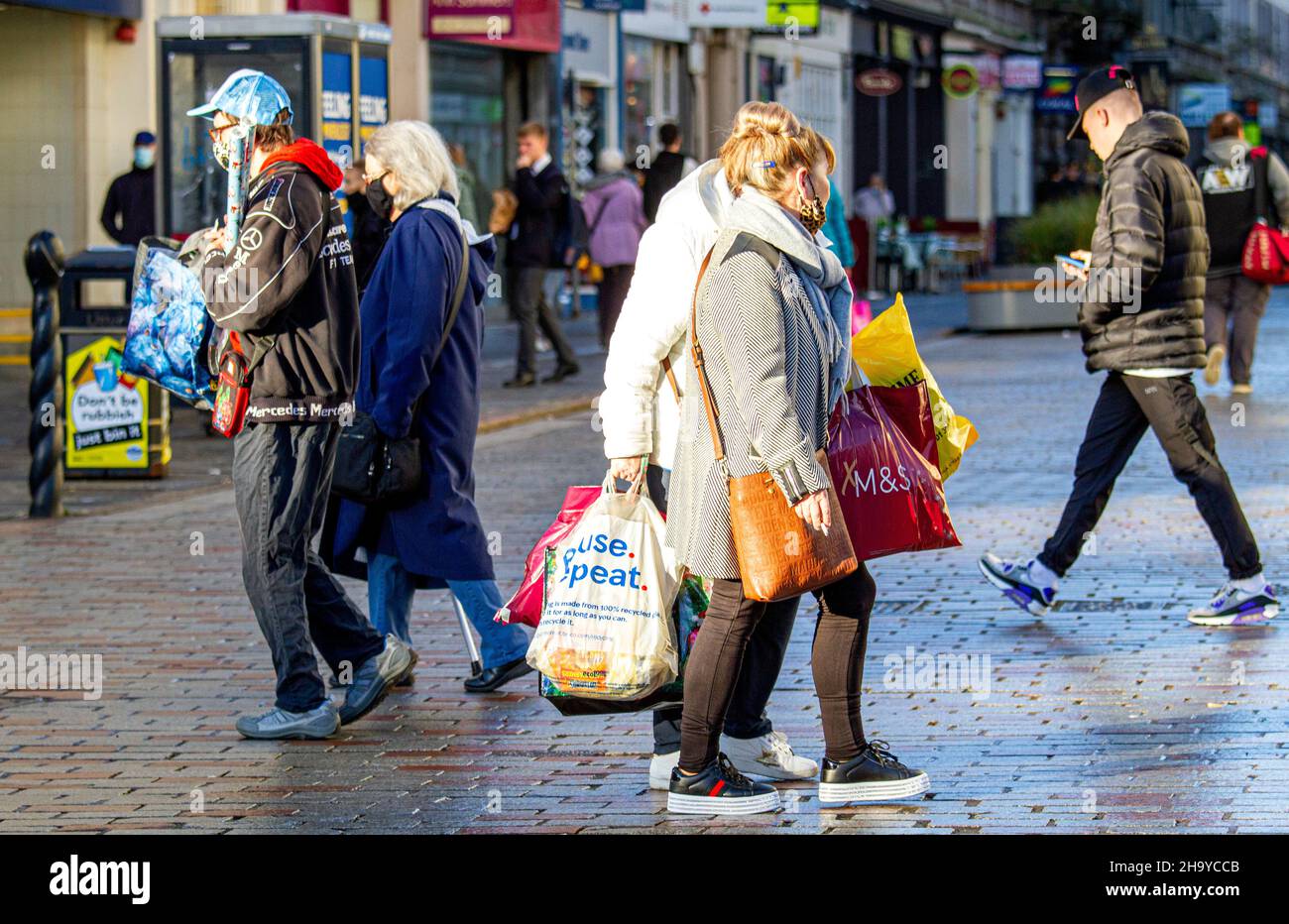 Dundee, Tayside, Écosse, Royaume-Uni.9th décembre 2021.Météo au Royaume-Uni: Des températures aussi basses que 6°C ont été enregistrées dans certaines parties du nord-est de l'Écosse en décembre.Les résidents locaux profitent du soleil d'hiver tout en faisant du shopping pour Noël dans le centre-ville de Dundee.Crédit : Dundee Photographics/Alamy Live News Banque D'Images