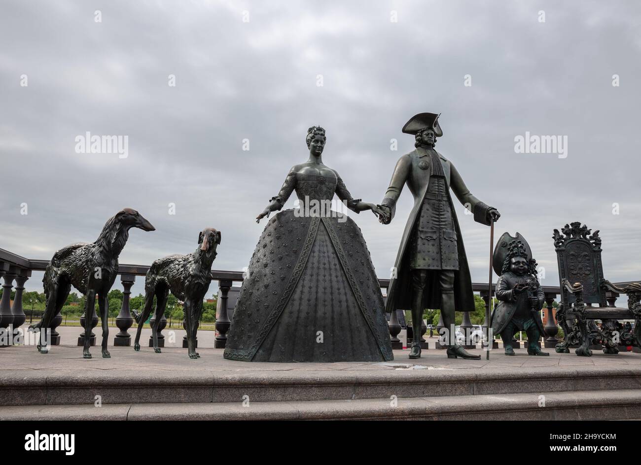 Strelna, Saint-Pétersbourg, Russie - juin 2018 : composition sculpturale la Marche Royale dépeint Pierre Grand et Catherine d'abord avec des nains et des chiens ouverts Banque D'Images