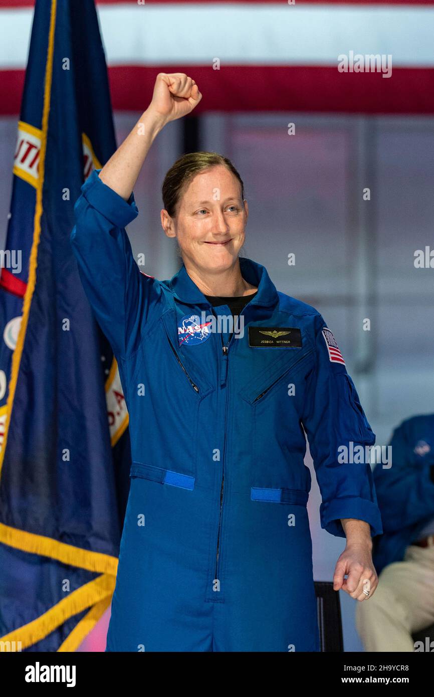 Houston, États-Unis.06 décembre 2021.Jessica Wittner, la candidate à l'astronaute de la NASA, a fait la vague après avoir été présentée lors d'un événement annonçant la nouvelle classe de 10 candidats au champ d'Ellington sur le Johnson Space Center, le 6 décembre 2021 à Houston, Texas.Les nouveaux candidats aux astronautes commenceront deux années d'entraînement pour avoir la chance d'être affectés à une mission spatiale.Credit: James Blair/NASA/Alamy Live News Banque D'Images