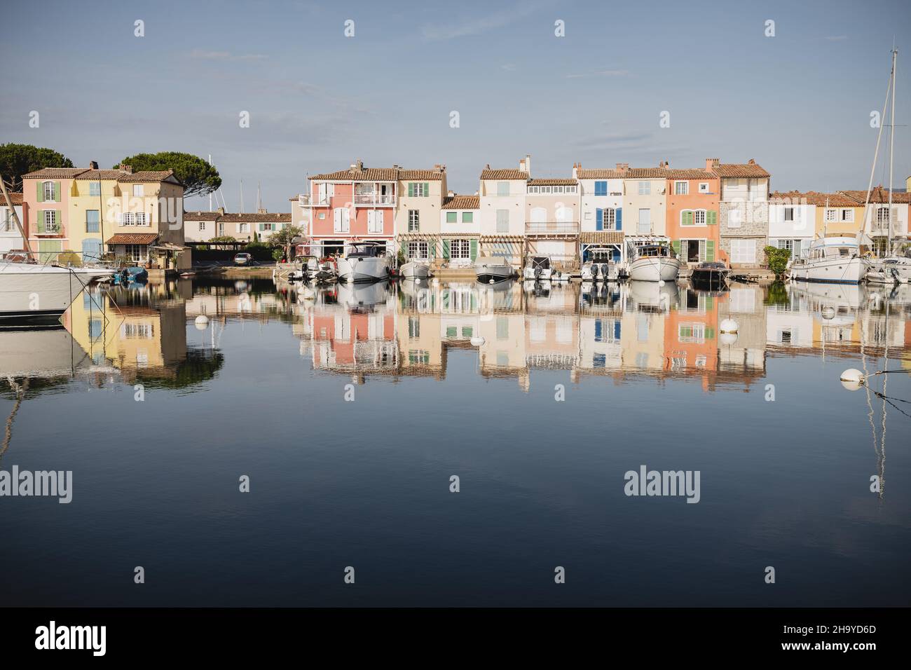 Lever du soleil à Port Grimaud, village de lacustre dans le sud de la France Banque D'Images