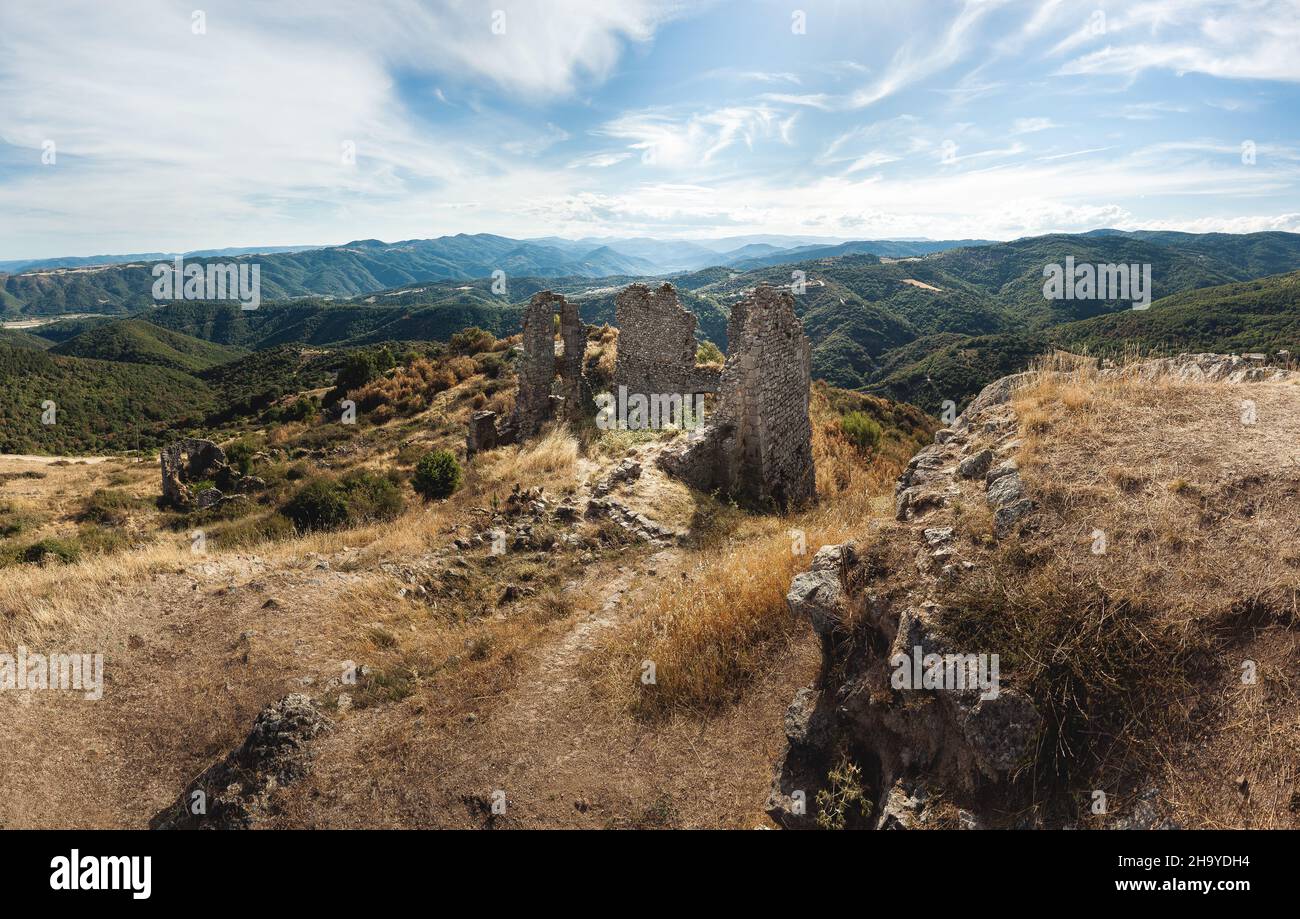 Coucher de soleil sur les ruines médiévales du château de Pierregourde, Ardèche Banque D'Images